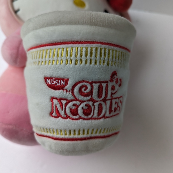 Hello Kitty x Nissin Cup of Noodles in Pig costume plush toy - Picture 6 of 10